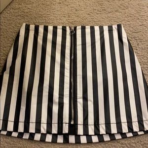 Black and white skirt with zipper